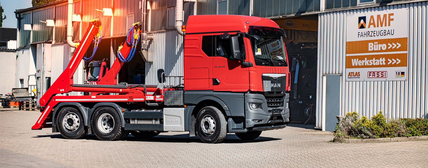 Roter LKW mit montierter Ausrüstung für Containertransport