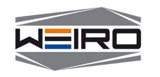 Logo mit dem Wort WEIRO in fetter schwarzer Schrift, mit drei horizontalen Linien - orange, grau und blau - innerhalb des Buchstabens E und einem geometrischen grauen Hintergrund.